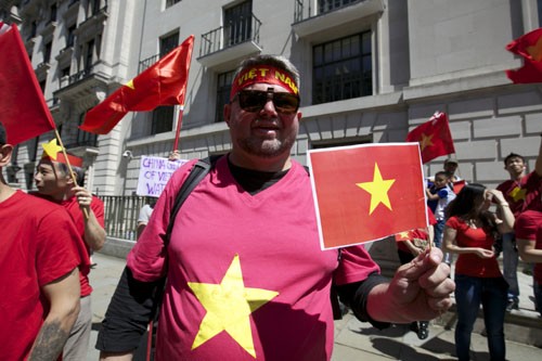 Friendship Associations with Vietnam in Europe protest against China’s provocation in the East Sea - ảnh 1